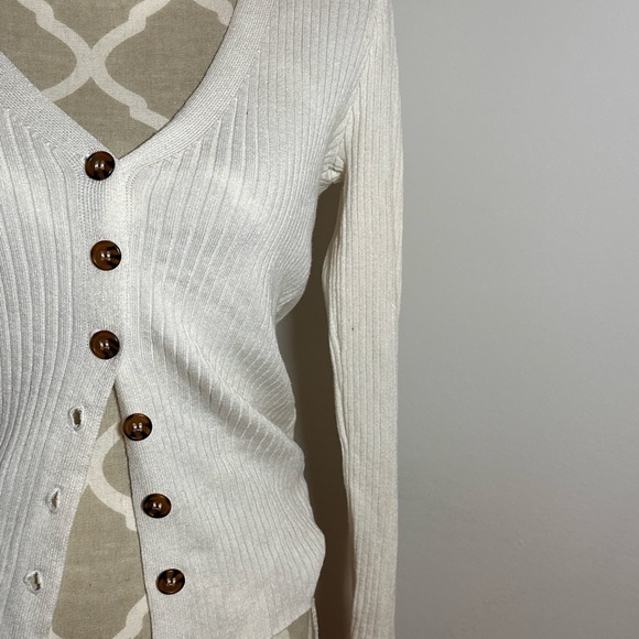 Cute white button up ribbed sweater top - Picture 3 of 5